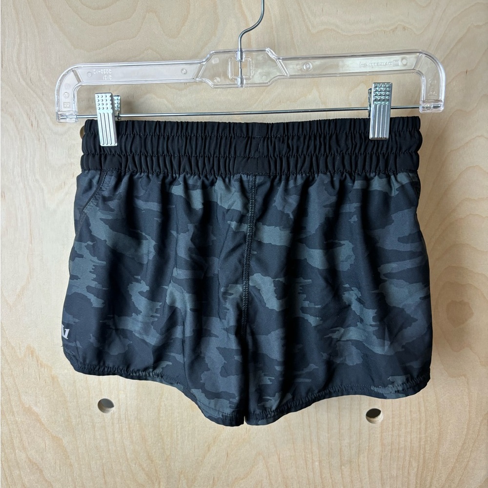 Vuori Women's Clementine Shorts 2.0 Black Camo XS - Picture 5 of 6